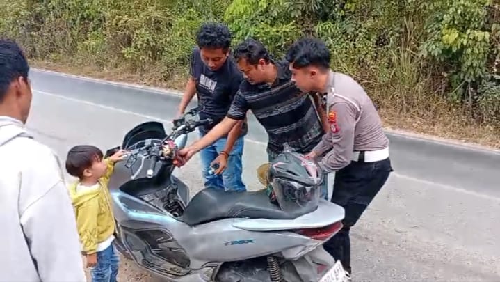 Patroli Polsek Cempaka, Polisi Bantu Warga Kehabisan Bensin Di Tengah Perjalanan
