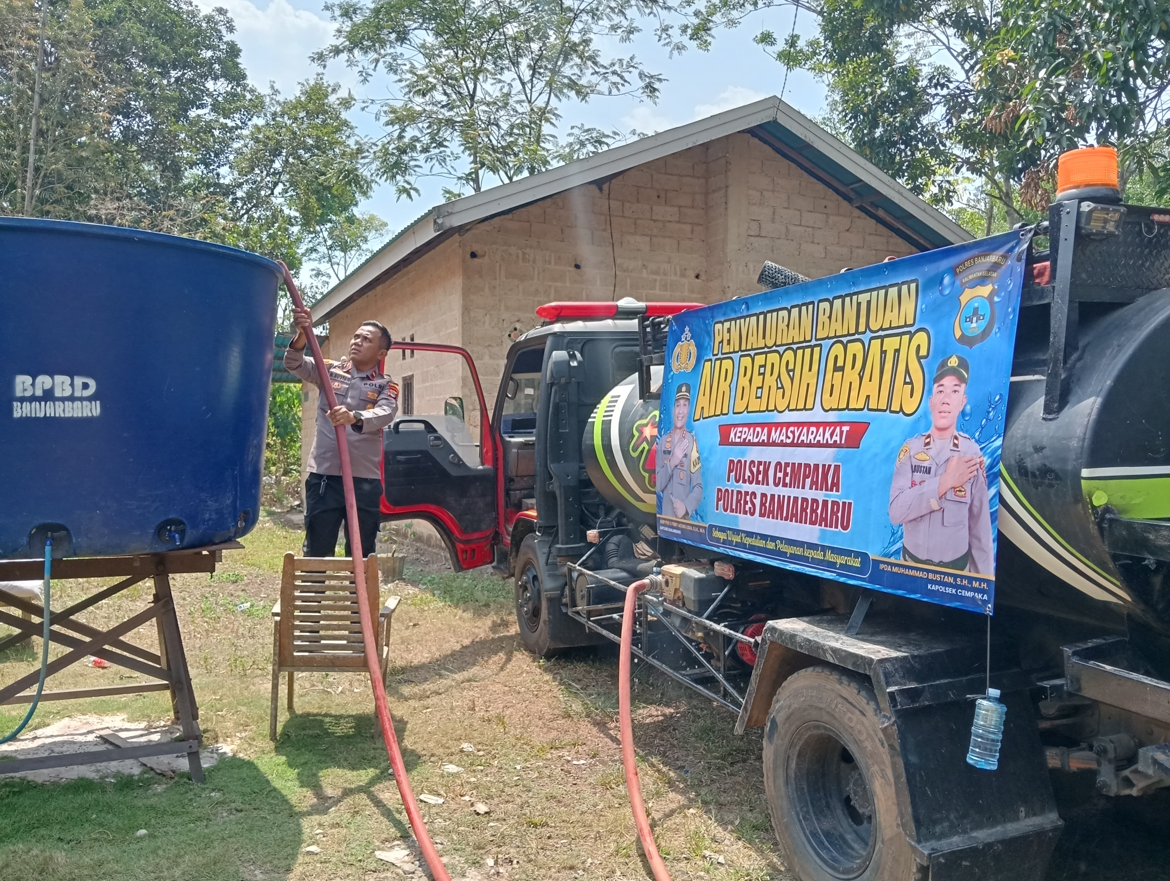 Hadapi Musim Kemarau, Polsek Cempaka Salurkan 5.000 Liter Air Bersih Gratis untuk Warga Palam