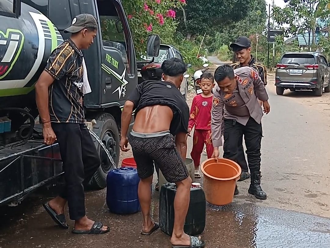 Polsek Cempaka Salurkan 5.000 Liter Air Bersih, Wujud Kepedulian Polri di Tengah Musim Kemarau
